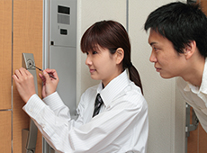 鍵師のプライドをかけ作業します